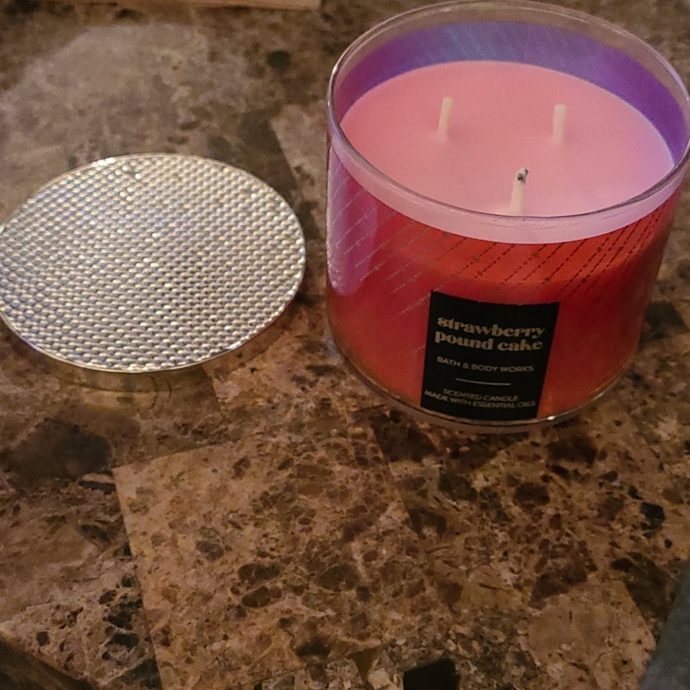 Strawberry pound cake b&bw candle brand new